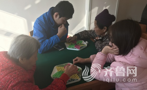 青年志愿者陪老人下跳棋